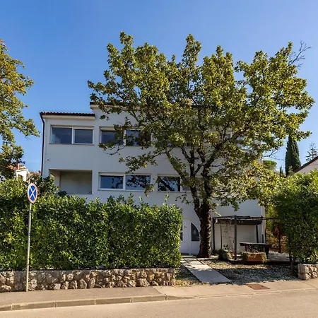 Apartment Beach Front Apartment In Njivice With Wifi *